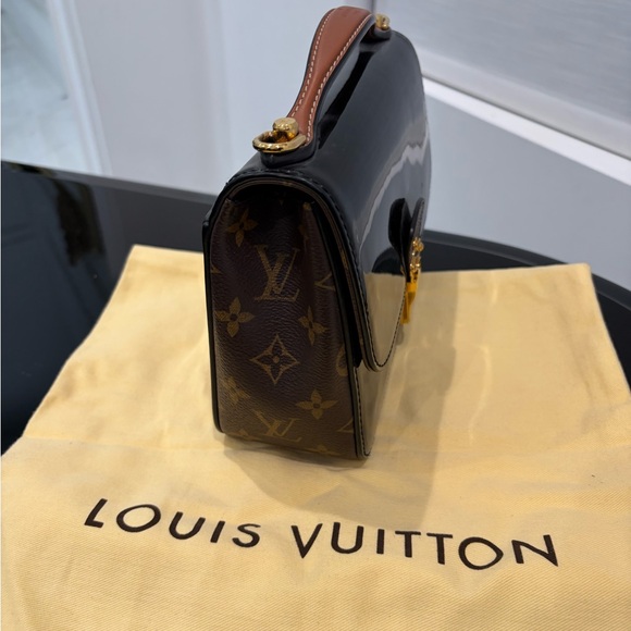 Louis Vuitton Glossy Black Shoulder Bag - Picture 6 of 10